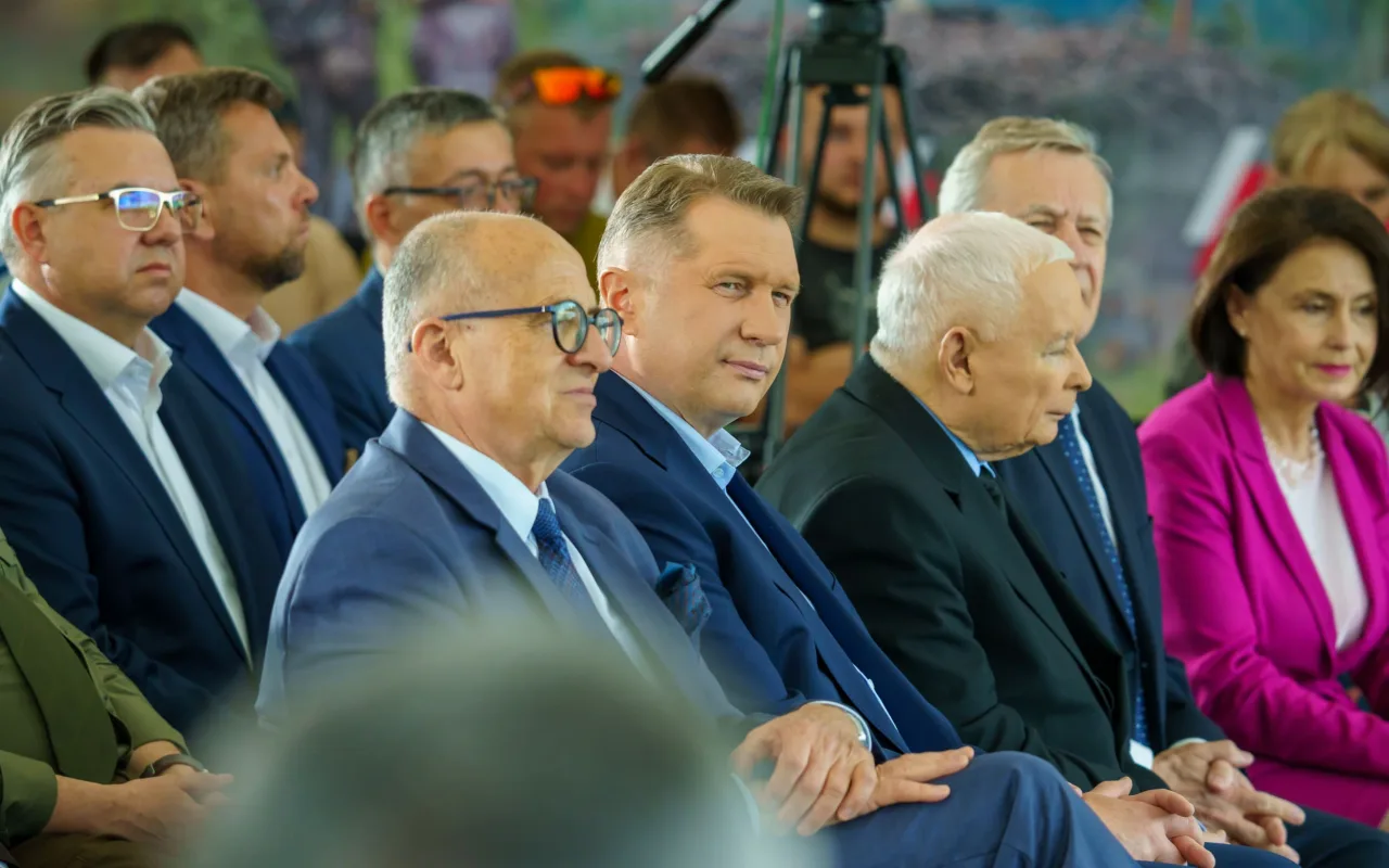 Jarosław Kaczyński i Przemysław Czarnek podczas konwencji programowej w Świętych Nowakach, gmina Maków, powiat skierniewicki