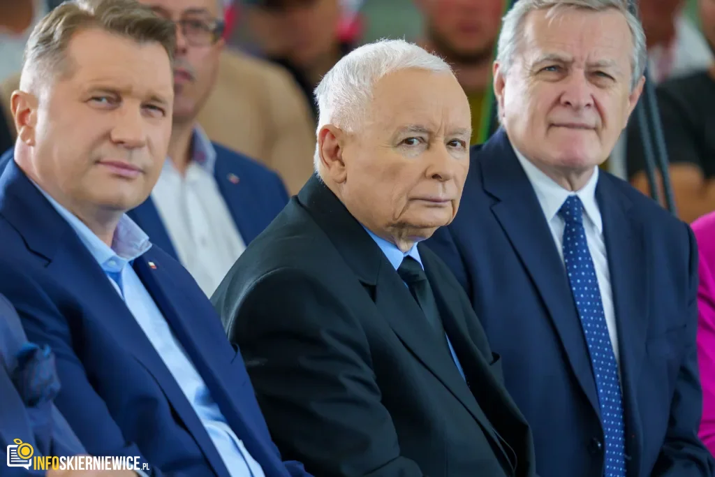 Jarosław Kaczyński i Przemysław Czarnek w gminie Maków. Zobacz relację 1 Jarosław Kaczyński i Przemysław Czarnek podczas konwencji programowej w Świętych Nowakach, gmina Maków, powiat skierniewicki