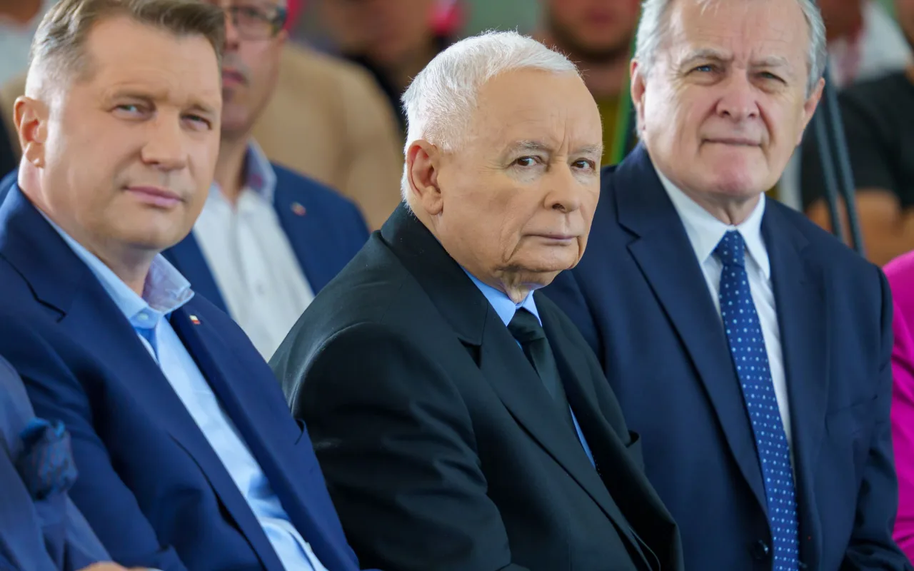 Jarosław Kaczyński i Przemysław Czarnek podczas konwencji programowej w Świętych Nowakach, gmina Maków, powiat skierniewicki