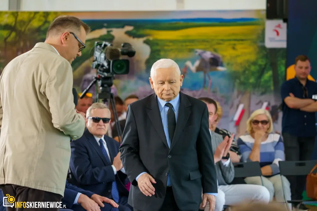 Jarosław Kaczyński i Przemysław Czarnek w gminie Maków. Zobacz relację 1 Jarosław Kaczyński i Przemysław Czarnek podczas konwencji programowej w Świętych Nowakach, gmina Maków, powiat skierniewicki