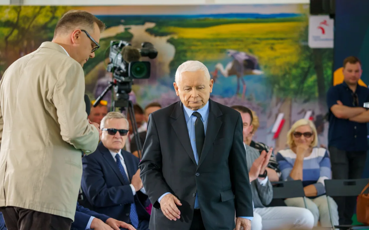 Jarosław Kaczyński i Przemysław Czarnek podczas konwencji programowej w Świętych Nowakach, gmina Maków, powiat skierniewicki