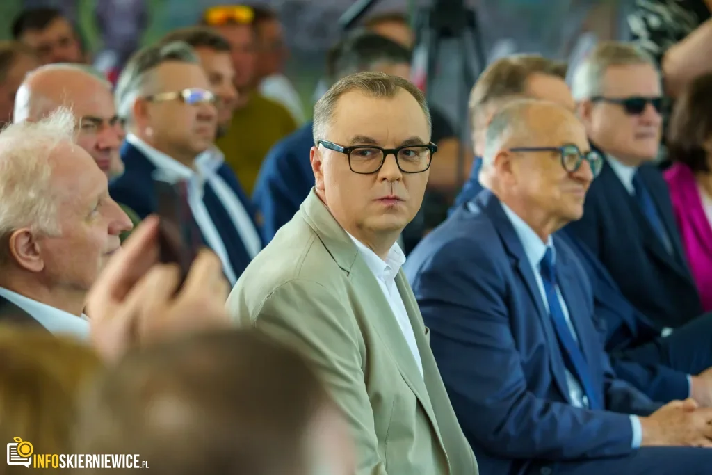 Jarosław Kaczyński i Przemysław Czarnek w gminie Maków. Zobacz relację 1 Jarosław Kaczyński i Przemysław Czarnek podczas konwencji programowej w Świętych Nowakach, gmina Maków, powiat skierniewicki