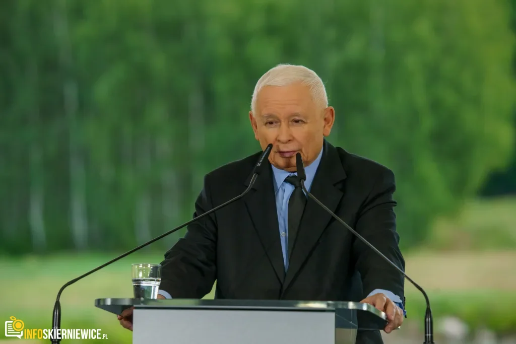 Jarosław Kaczyński i Przemysław Czarnek w gminie Maków. Zobacz relację 1 Jarosław Kaczyński i Przemysław Czarnek podczas konwencji programowej w Świętych Nowakach, gmina Maków, powiat skierniewicki