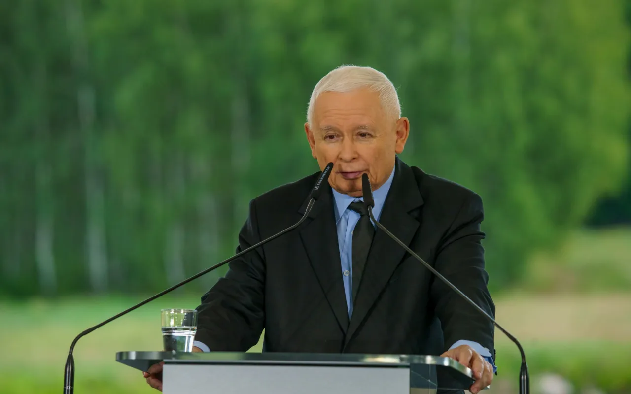 Jarosław Kaczyński i Przemysław Czarnek podczas konwencji programowej w Świętych Nowakach, gmina Maków, powiat skierniewicki