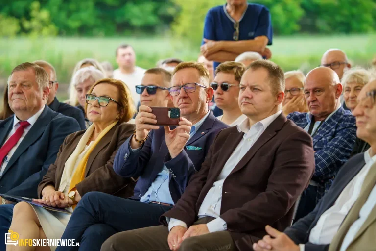 Jarosław Kaczyński i Przemysław Czarnek podczas konwencji programowej w Świętych Nowakach, gmina Maków, powiat skierniewicki