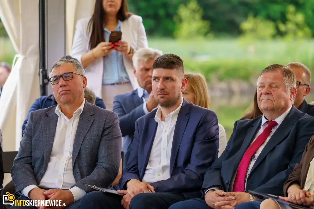 Jarosław Kaczyński i Przemysław Czarnek w gminie Maków. Zobacz relację 1 Jarosław Kaczyński i Przemysław Czarnek podczas konwencji programowej w Świętych Nowakach, gmina Maków, powiat skierniewicki