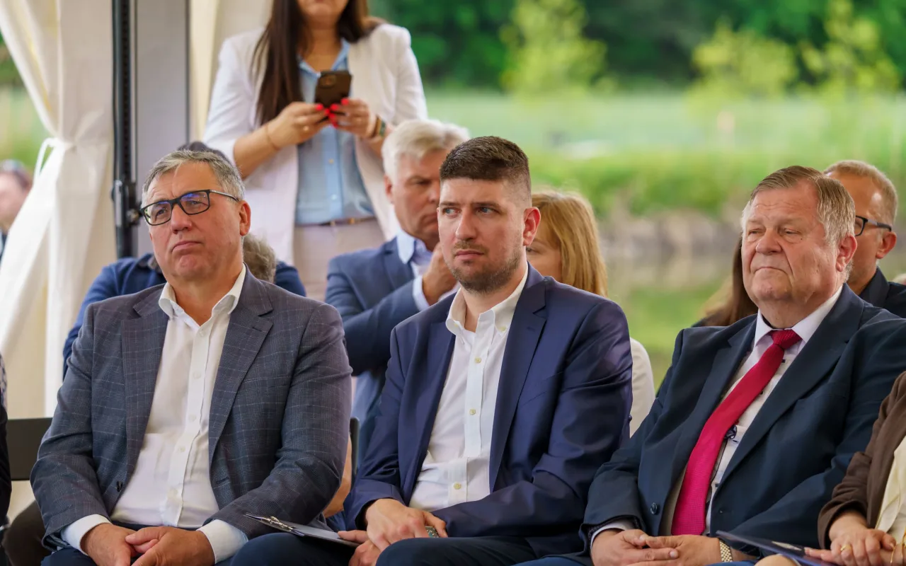 Jarosław Kaczyński i Przemysław Czarnek podczas konwencji programowej w Świętych Nowakach, gmina Maków, powiat skierniewicki