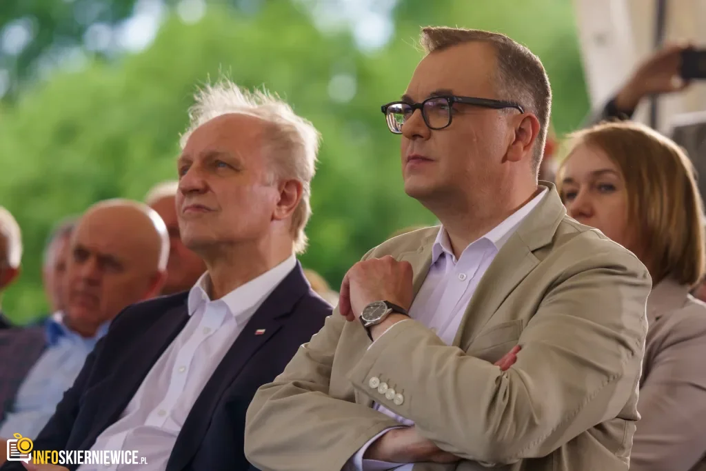 Jarosław Kaczyński i Przemysław Czarnek w gminie Maków. Zobacz relację 1 Jarosław Kaczyński i Przemysław Czarnek podczas konwencji programowej w Świętych Nowakach, gmina Maków, powiat skierniewicki