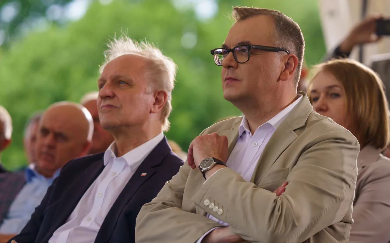 Jarosław Kaczyński i Przemysław Czarnek podczas konwencji programowej w Świętych Nowakach, gmina Maków, powiat skierniewicki