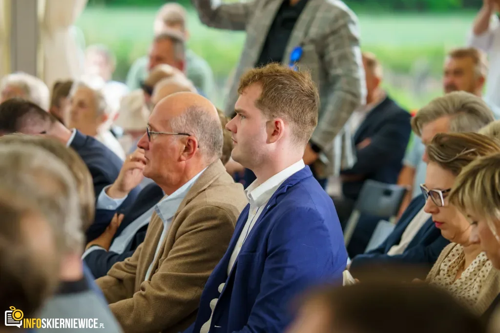 Jarosław Kaczyński i Przemysław Czarnek w gminie Maków. Zobacz relację 6 Jarosław Kaczyński i Przemysław Czarnek podczas konwencji programowej w Świętych Nowakach, gmina Maków, powiat skierniewicki
