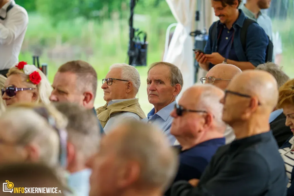 Jarosław Kaczyński i Przemysław Czarnek w gminie Maków. Zobacz relację 1 Jarosław Kaczyński i Przemysław Czarnek podczas konwencji programowej w Świętych Nowakach, gmina Maków, powiat skierniewicki