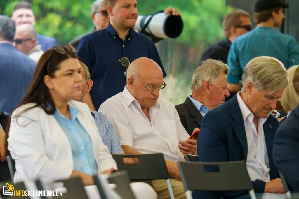 Jarosław Kaczyński i Przemysław Czarnek w gminie Maków. Zobacz relację 1 Jarosław Kaczyński i Przemysław Czarnek podczas konwencji programowej w Świętych Nowakach, gmina Maków, powiat skierniewicki