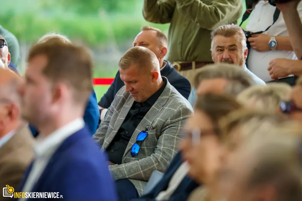 Jarosław Kaczyński i Przemysław Czarnek podczas konwencji programowej w Świętych Nowakach, gmina Maków, powiat skierniewicki