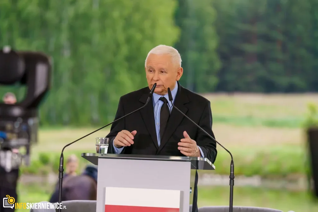 Jarosław Kaczyński i Przemysław Czarnek podczas konwencji programowej w Świętych Nowakach, gmina Maków, powiat skierniewicki