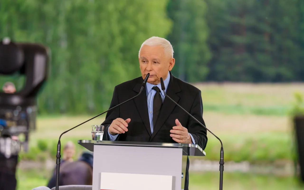 Jarosław Kaczyński i Przemysław Czarnek podczas konwencji programowej w Świętych Nowakach, gmina Maków, powiat skierniewicki