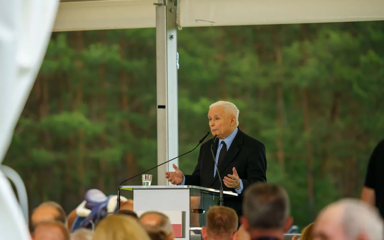 Jarosław Kaczyński i Przemysław Czarnek podczas konwencji programowej w Świętych Nowakach, gmina Maków, powiat skierniewicki