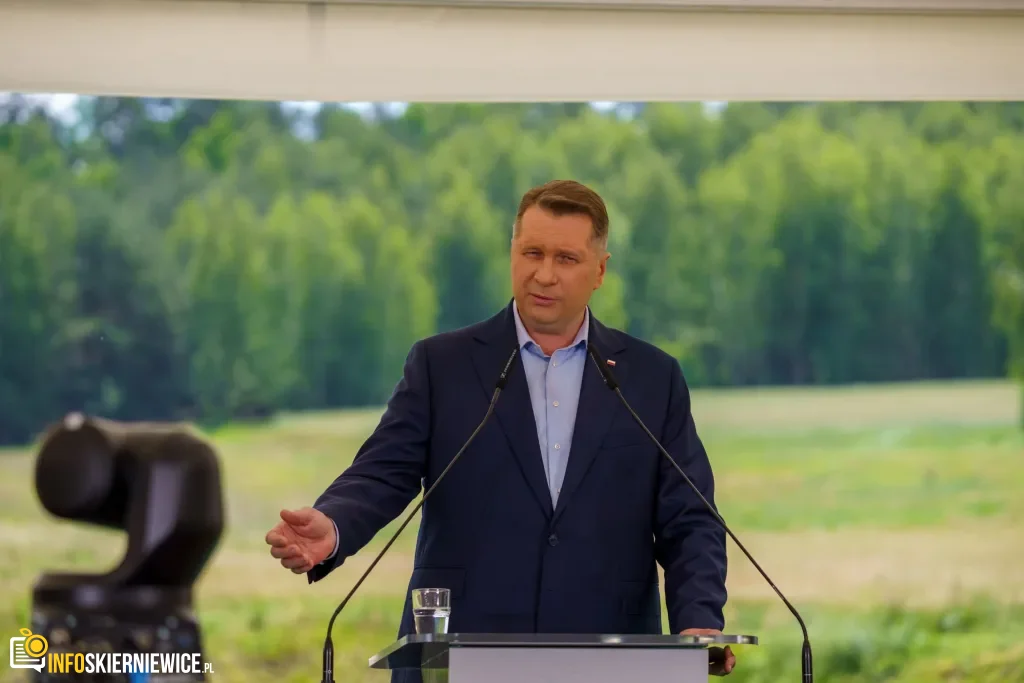 Jarosław Kaczyński i Przemysław Czarnek w gminie Maków. Zobacz relację 1 Jarosław Kaczyński i Przemysław Czarnek podczas konwencji programowej w Świętych Nowakach, gmina Maków, powiat skierniewicki
