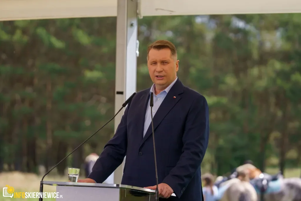 Jarosław Kaczyński i Przemysław Czarnek w gminie Maków. Zobacz relację 1 Jarosław Kaczyński i Przemysław Czarnek podczas konwencji programowej w Świętych Nowakach, gmina Maków, powiat skierniewicki