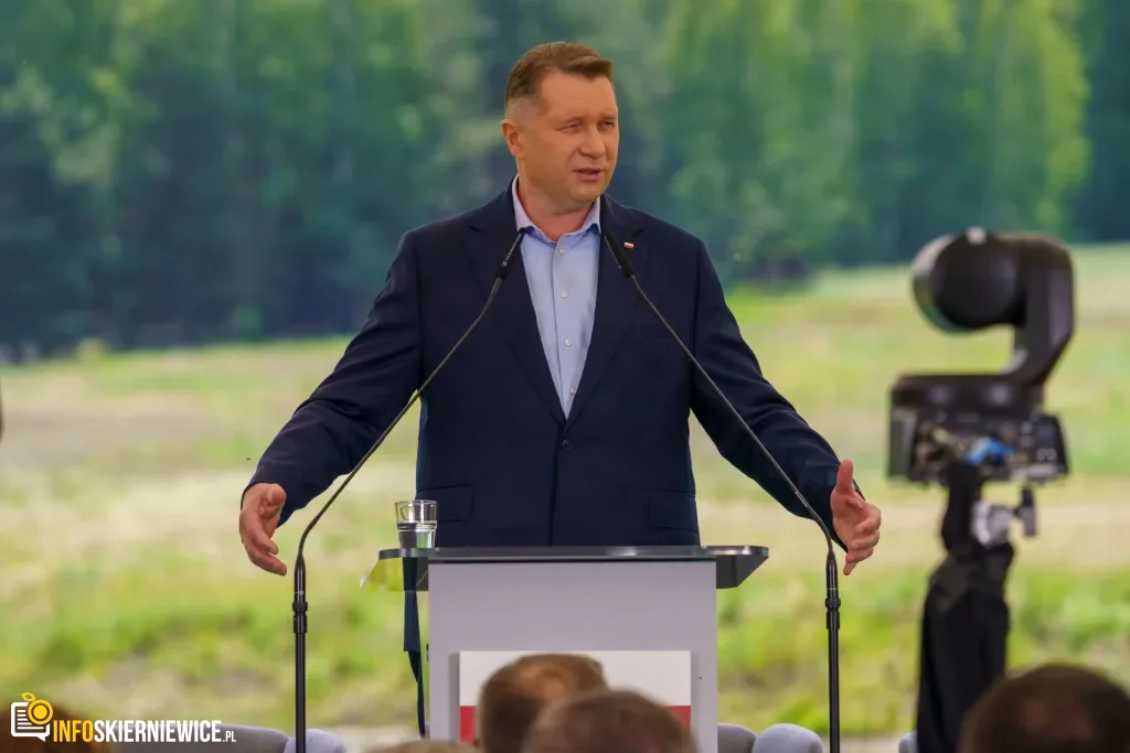 Jarosław Kaczyński i Przemysław Czarnek podczas konwencji programowej w Świętych Nowakach, gmina Maków, powiat skierniewicki
