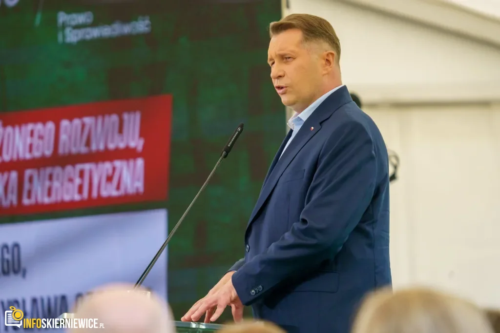 Jarosław Kaczyński i Przemysław Czarnek podczas konwencji programowej w Świętych Nowakach, gmina Maków, powiat skierniewicki