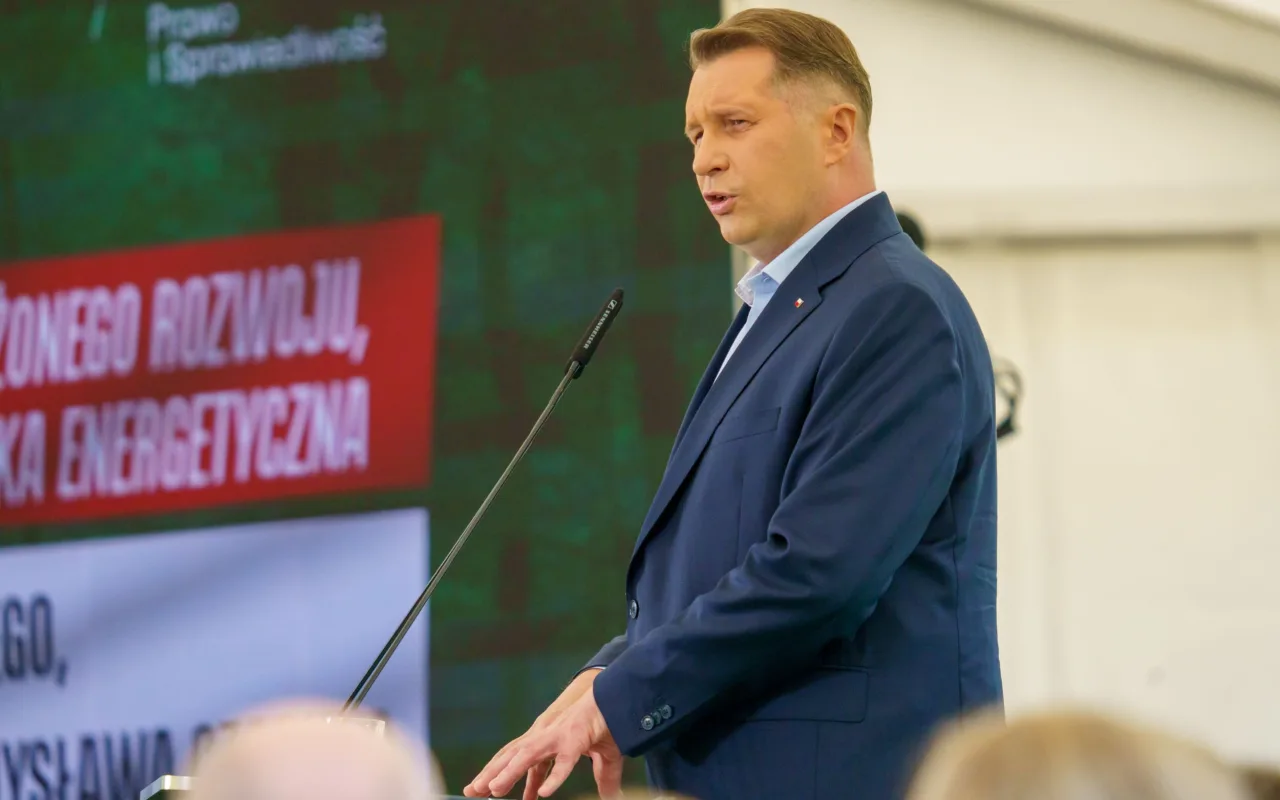 Jarosław Kaczyński i Przemysław Czarnek podczas konwencji programowej w Świętych Nowakach, gmina Maków, powiat skierniewicki