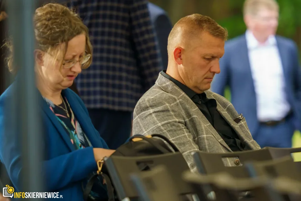 Jarosław Kaczyński i Przemysław Czarnek w gminie Maków. Zobacz relację 1 Jarosław Kaczyński i Przemysław Czarnek podczas konwencji programowej w Świętych Nowakach, gmina Maków, powiat skierniewicki