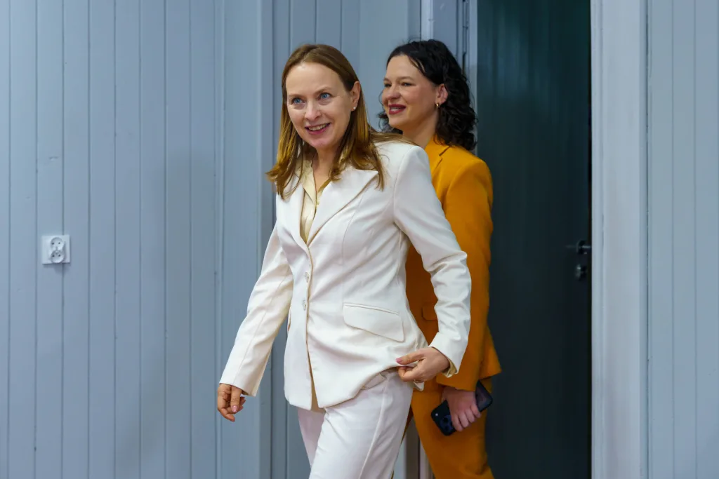 Minister funduszy w Skierniewicach. 30 mln zł z KPO na inwestycje w tutejszym szpitalu 2 Minister Katarzyna Pełczyńska-Nałęcz wchodzi na konferencję prasową w Wojewódzkim Szpitalu Zespolonym w Skierniewicach.