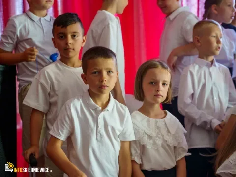 Ostatni dzwonek w SP 1 w Skierniewicach. Uczniowie oficjalnie rozpoczęli wakacje