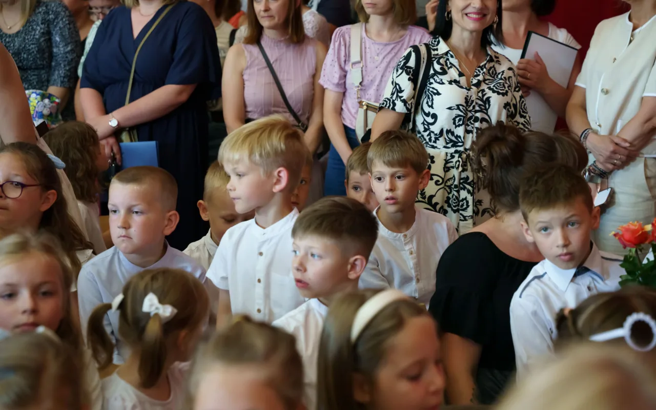 Ostatni dzwonek w SP 1 w Skierniewicach. Uczniowie oficjalnie rozpoczęli wakacje — zdjęcie 12 z 39