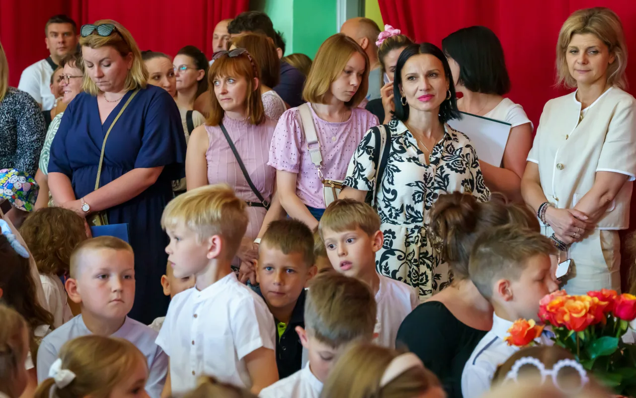 Ostatni dzwonek w SP 1 w Skierniewicach. Uczniowie oficjalnie rozpoczęli wakacje — zdjęcie 13 z 39