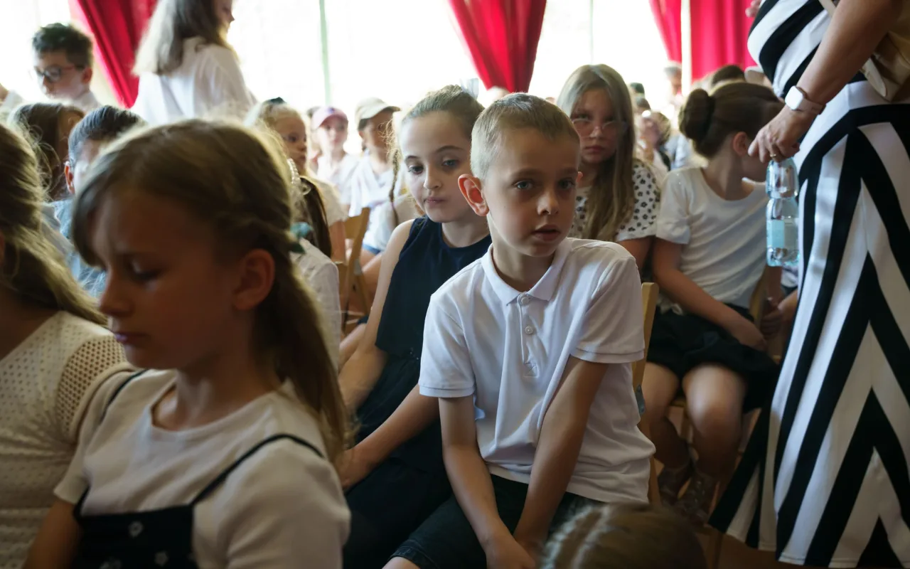 Ostatni dzwonek w SP 1 w Skierniewicach. Uczniowie oficjalnie rozpoczęli wakacje — zdjęcie 16 z 39