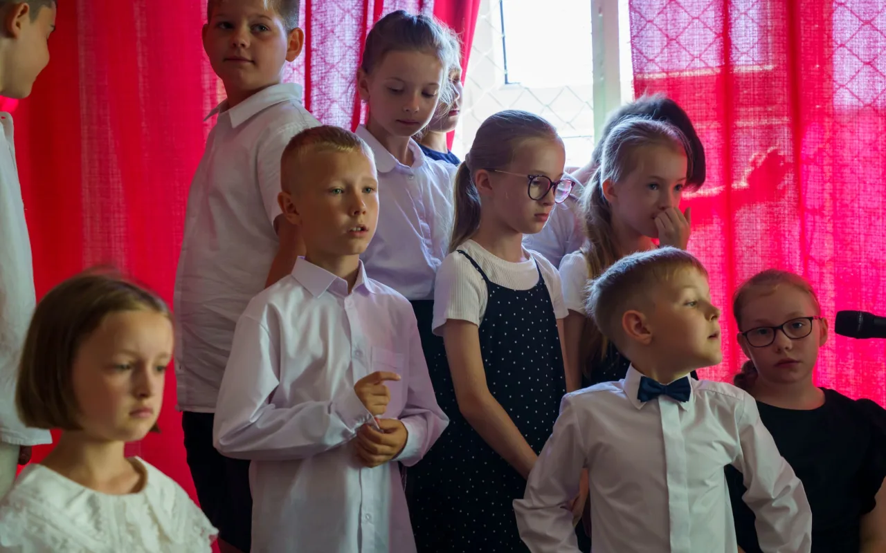 Ostatni dzwonek w SP 1 w Skierniewicach. Uczniowie oficjalnie rozpoczęli wakacje — zdjęcie 2 z 39