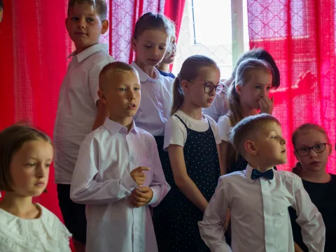 Ostatni dzwonek w SP 1 w Skierniewicach. Uczniowie oficjalnie rozpoczęli wakacje