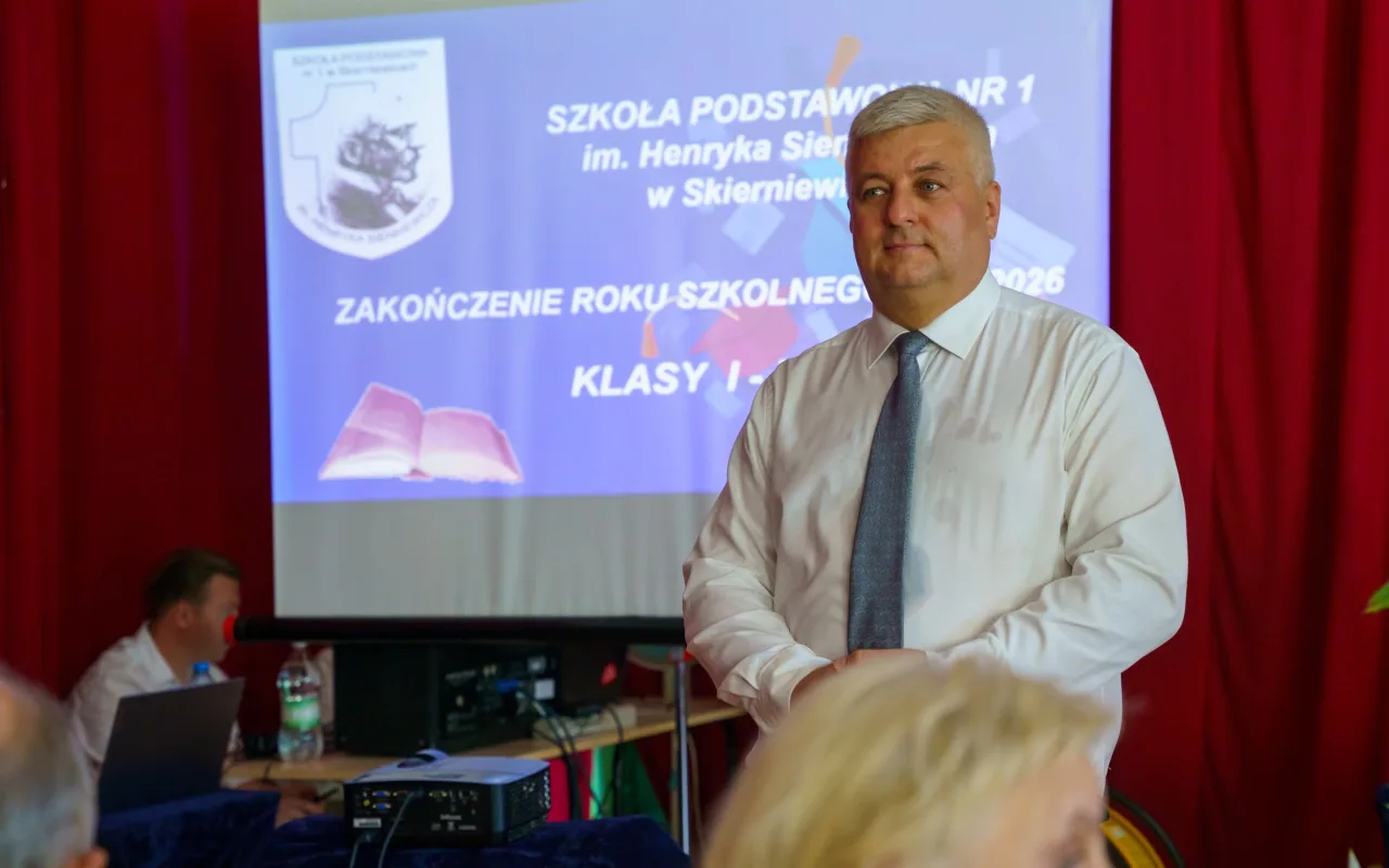 Ostatni dzwonek w SP 1 w Skierniewicach. Uczniowie oficjalnie rozpoczęli wakacje — zdjęcie 21 z 39