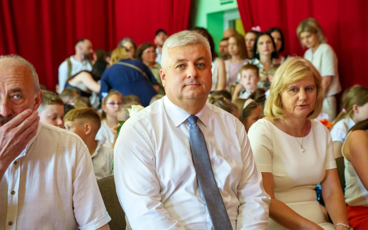 Ostatni dzwonek w SP 1 w Skierniewicach. Uczniowie oficjalnie rozpoczęli wakacje — zdjęcie 22 z 39