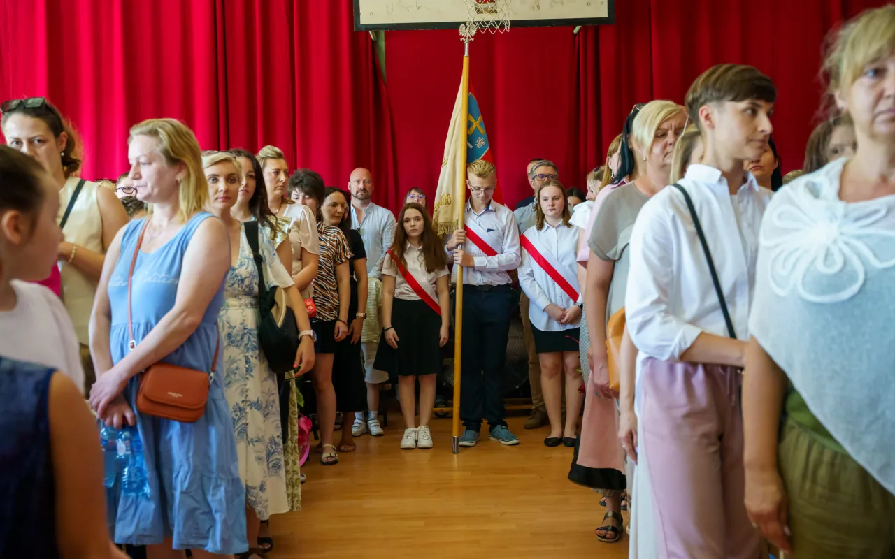Ostatni dzwonek w SP 1 w Skierniewicach. Uczniowie oficjalnie rozpoczęli wakacje — zdjęcie 29 z 39
