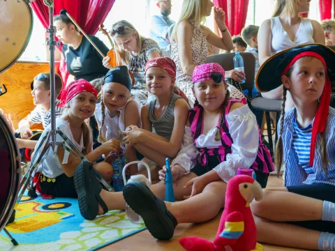 Ostatni dzwonek w SP 1 w Skierniewicach. Uczniowie oficjalnie rozpoczęli wakacje
