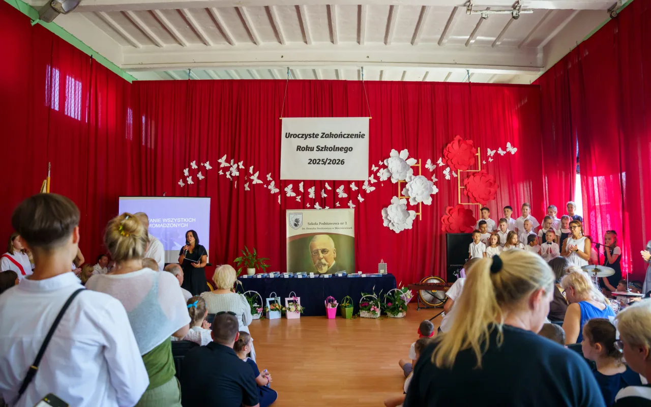 Ostatni dzwonek w SP 1 w Skierniewicach. Uczniowie oficjalnie rozpoczęli wakacje — zdjęcie 35 z 39