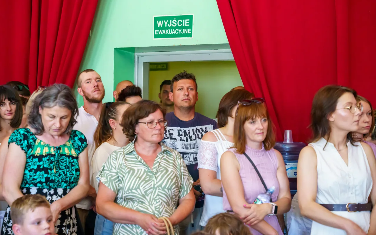 Ostatni dzwonek w SP 1 w Skierniewicach. Uczniowie oficjalnie rozpoczęli wakacje — zdjęcie 36 z 39