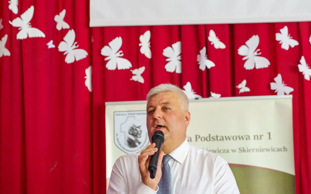 Ostatni dzwonek w SP 1 w Skierniewicach. Uczniowie oficjalnie rozpoczęli wakacje — zdjęcie 39 z 39