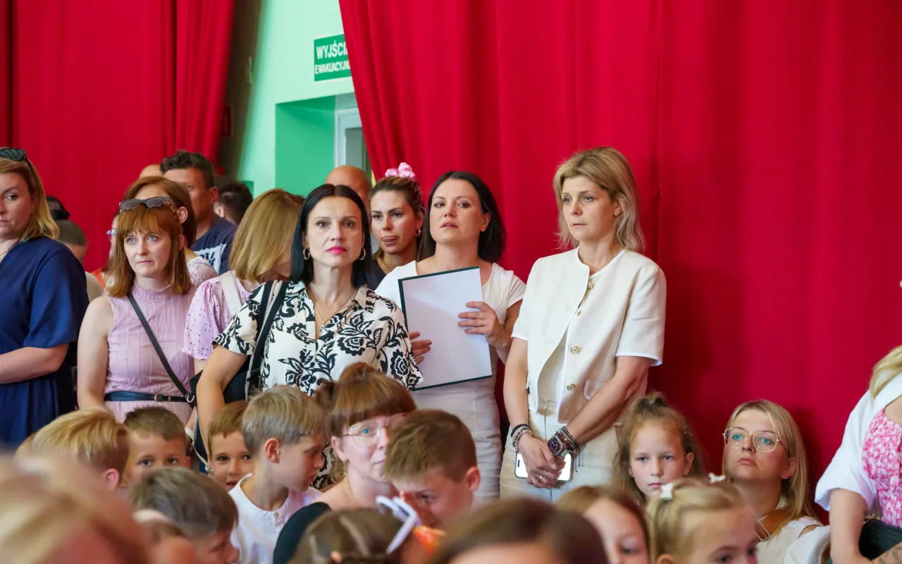 Ostatni dzwonek w SP 1 w Skierniewicach. Uczniowie oficjalnie rozpoczęli wakacje — zdjęcie 8 z 39