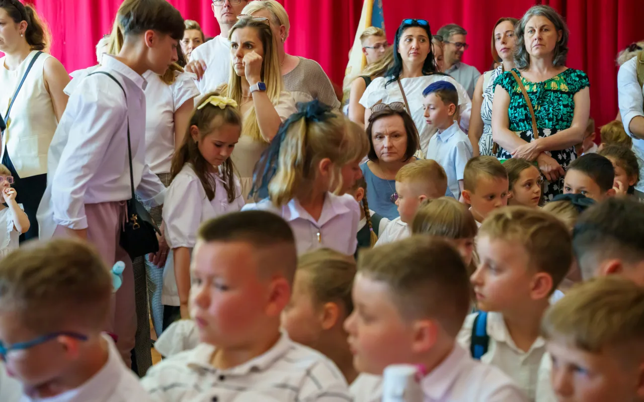Ostatni dzwonek w SP 1 w Skierniewicach. Uczniowie oficjalnie rozpoczęli wakacje — zdjęcie 9 z 39
