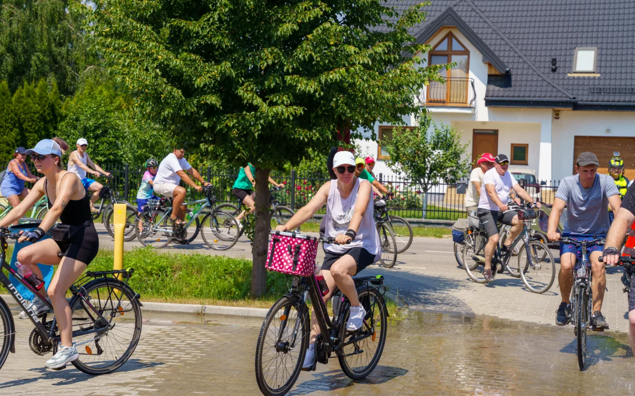 [ZDJĘCIA] Powiatowy Rajd Lata 2026 za nami. Upał nie zniechęcił rowerzystów — zdjęcie 58 z 102