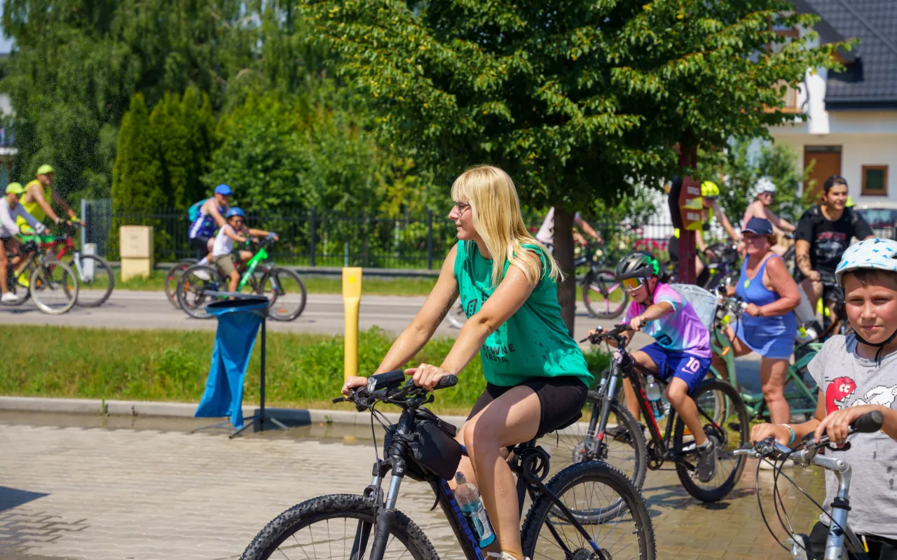 [ZDJĘCIA] Powiatowy Rajd Lata 2026 za nami. Upał nie zniechęcił rowerzystów — zdjęcie 61 z 102