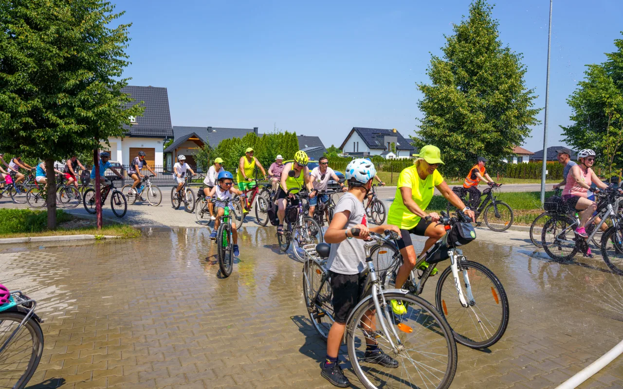 [ZDJĘCIA] Powiatowy Rajd Lata 2026 za nami. Upał nie zniechęcił rowerzystów — zdjęcie 63 z 102
