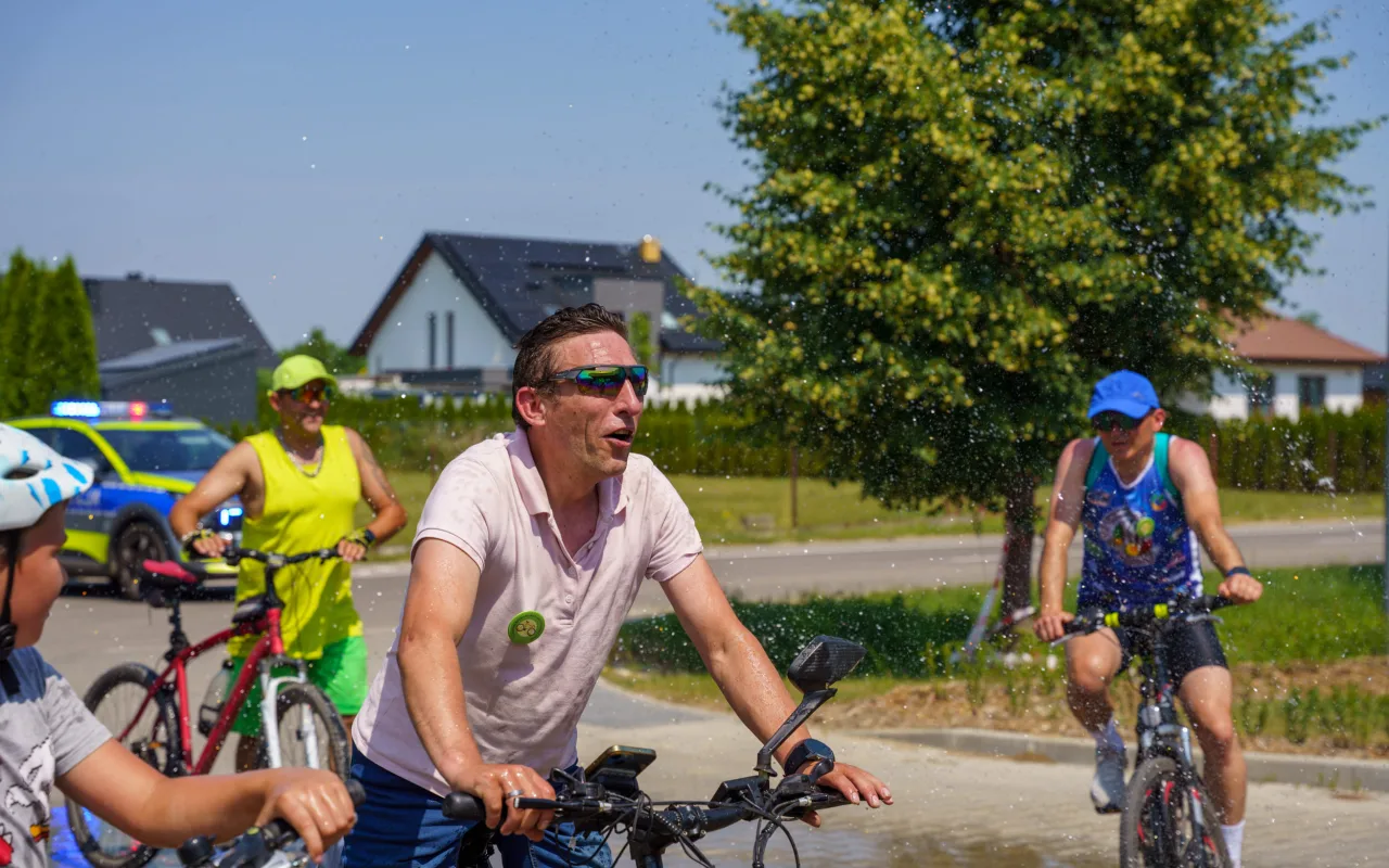 [ZDJĘCIA] Powiatowy Rajd Lata 2026 za nami. Upał nie zniechęcił rowerzystów — zdjęcie 64 z 102