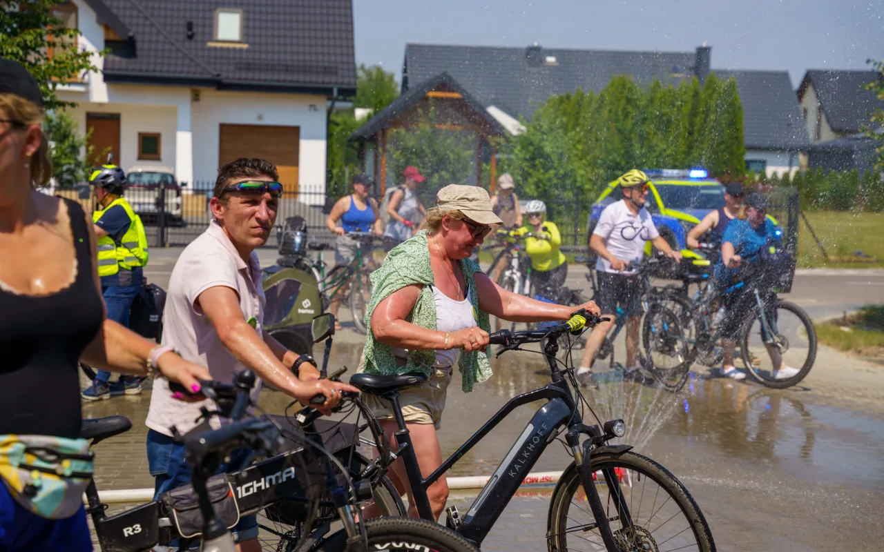 [ZDJĘCIA] Powiatowy Rajd Lata 2026 za nami. Upał nie zniechęcił rowerzystów — zdjęcie 66 z 102