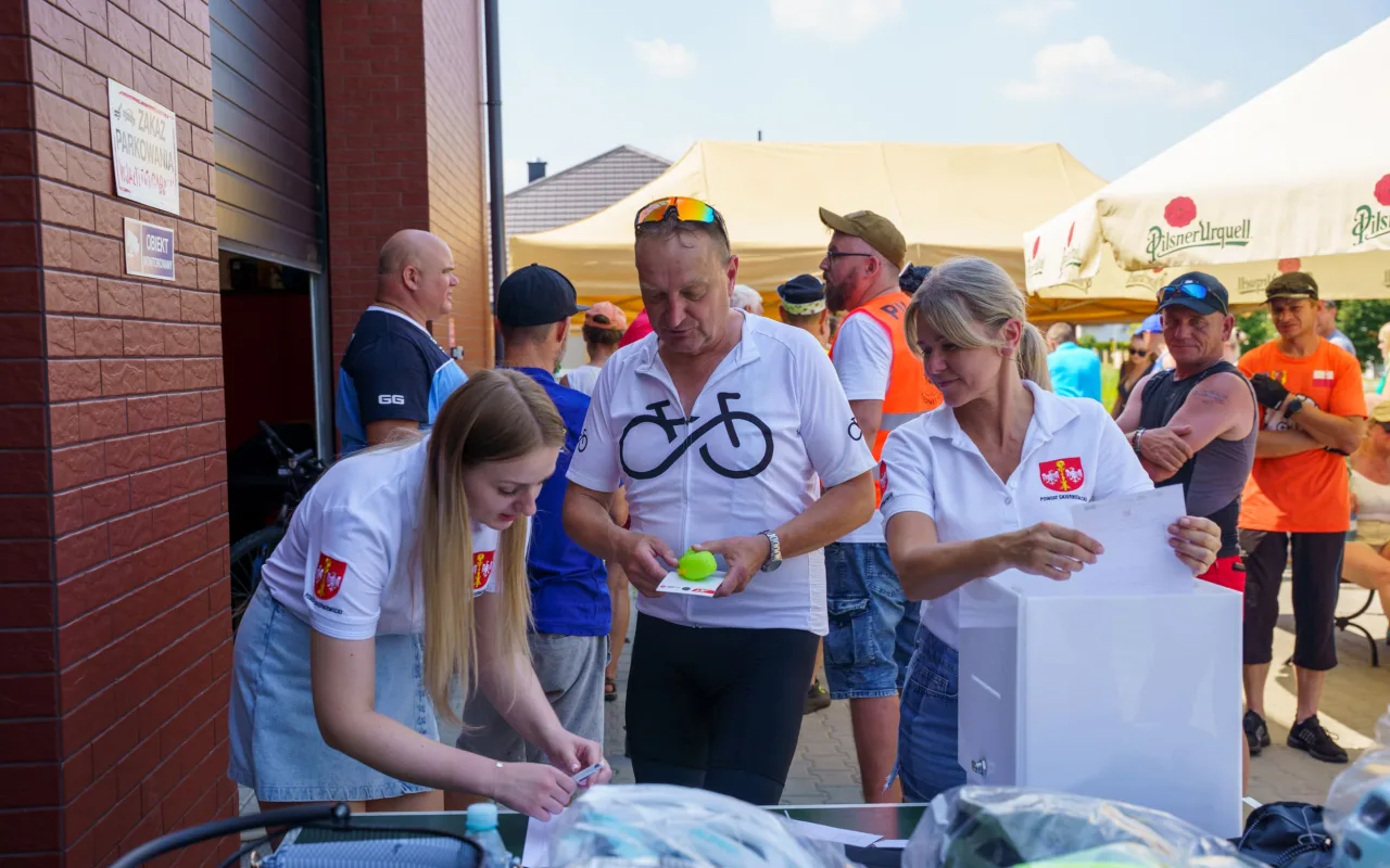 [ZDJĘCIA] Powiatowy Rajd Lata 2026 za nami. Upał nie zniechęcił rowerzystów — zdjęcie 80 z 102