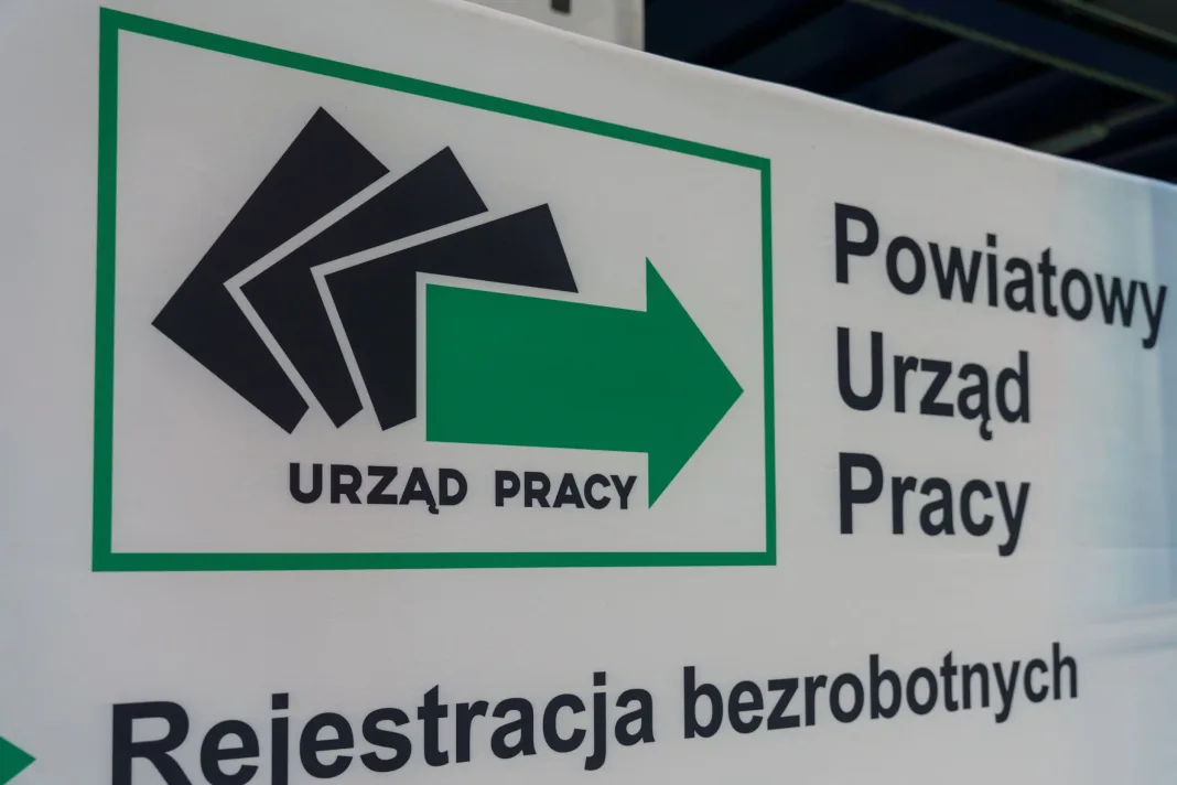 Tablica informacyjna Powiatowego Urzędu Pracy w Skierniewicach z logo PUP i napisem Rejestracja bezrobotnych.