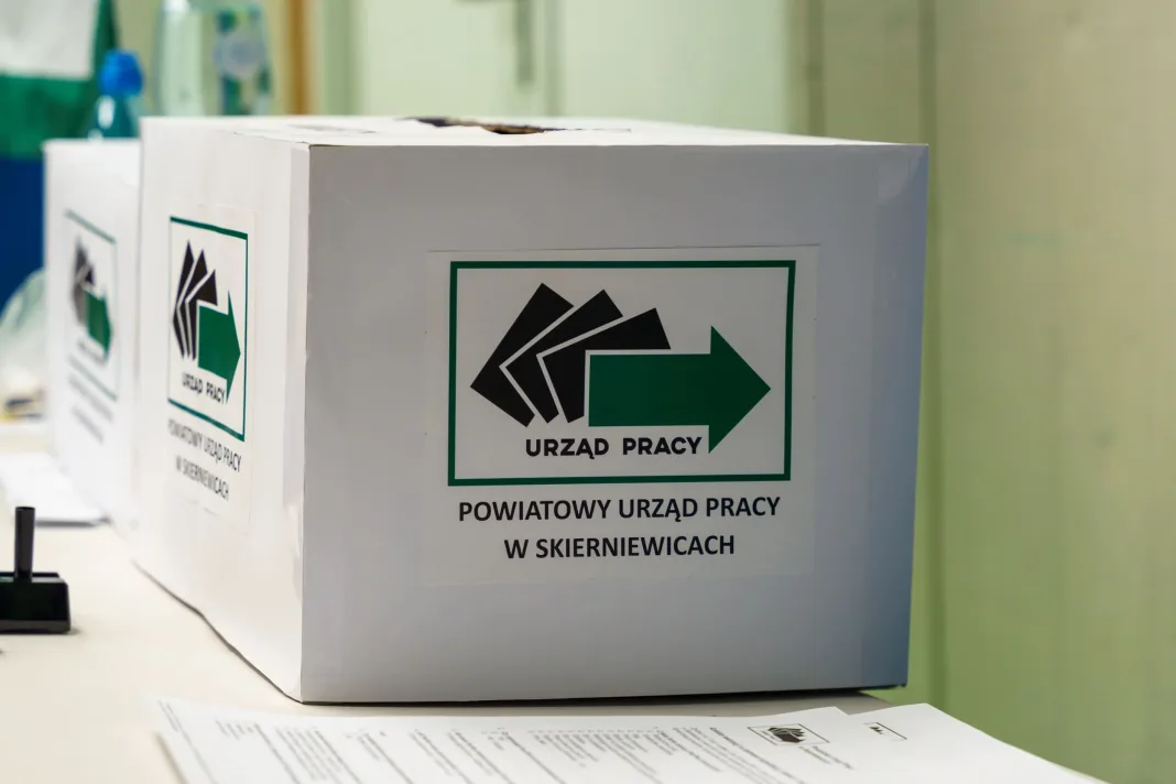 Urna z logo Powiatowego Urzędu Pracy w Skierniewicach podczas targów – aktualne oferty zatrudnienia na czerwiec 2026.